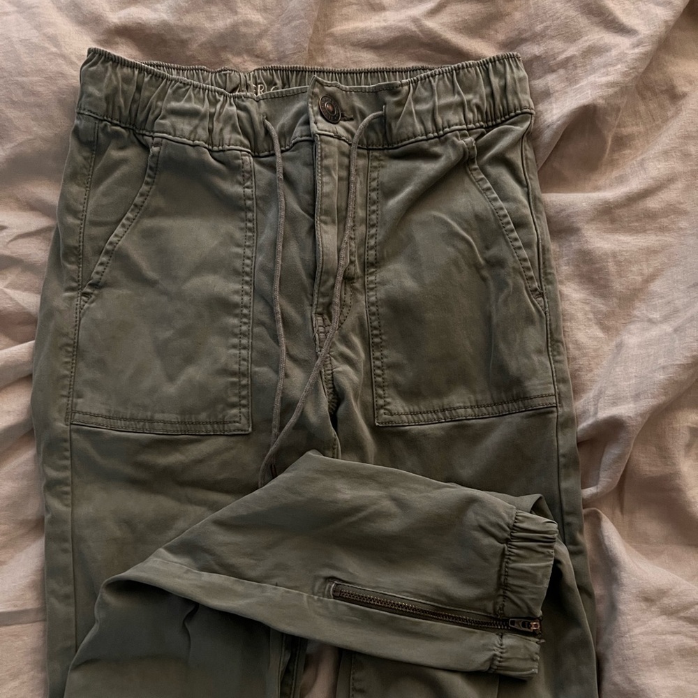 super cute must have! american eagle cargo pants , skinny fit 😁